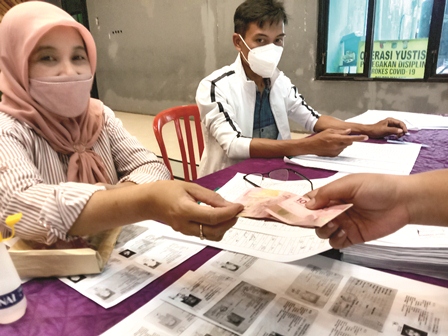 Warga Desa Pakisaji menerima Bantuan Langsung Tunai (BLT) Dana Desa (DD) beberapa waktu lalu. (Dokumen Radar Malang)