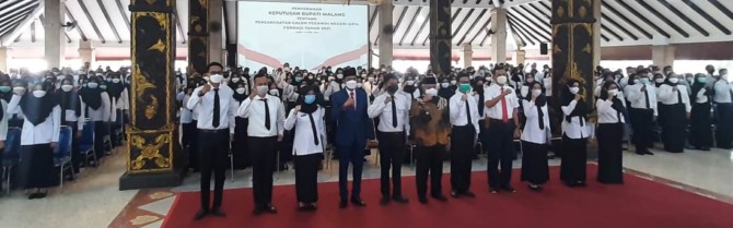 ABDI NEGARA: Bupati Malang Drs H M. Sanusi MM (tengah) bersama ratusan CPNS formasi 2021, kemarin.