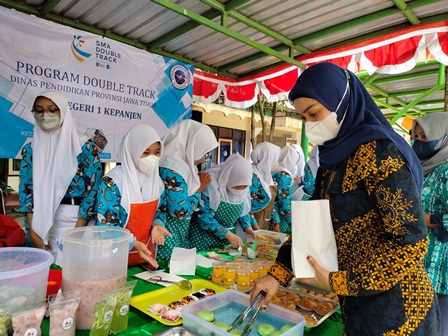 SEDEKAH RAMADAN: Komisaris PT Anugerah Citra Abadi (ACA) Iwan Kurniawan menyerahkan santunan kepada anak yatim piatu di Desa Banjarejo, Kecamatan Ngantang, kemarin (25/4)