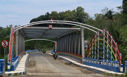 AKSES WISATAWAN: Jembatan Pelangi di Desa Srigonco, Kecamatan Bantur tersebut rencananya diresmikan siang ini (7/4). Proyek yang menghabiskan anggaran Rp 24,7 miliar itu pembangunannya butuh waktu lima tahun.