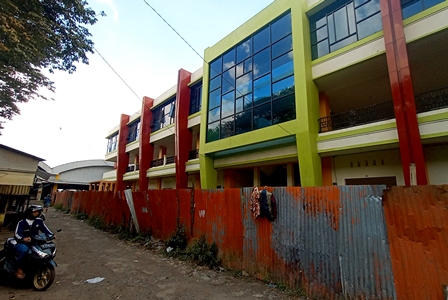 TUNGGU OPERASIONAL: Gedung baru Pasar Sumedang di Kelurahan Cepokomulyo, Kecamatan Kepanjen, Kabupaten Malang tersebut sudah rampung sejak 2021 lalu. Namun hingga kini belum beroperasi.