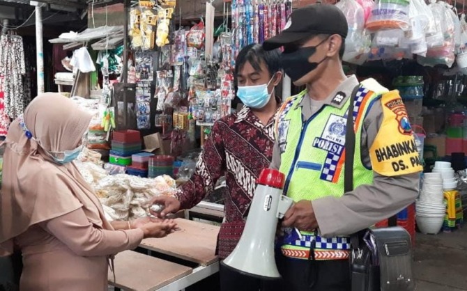 SIDAK PASAR: Personel dari Satgas Pangan Kabupaten Malang dan Polres Malang memantau persediaan sembako di Pasar Kepanjen, kemarin (1/4).