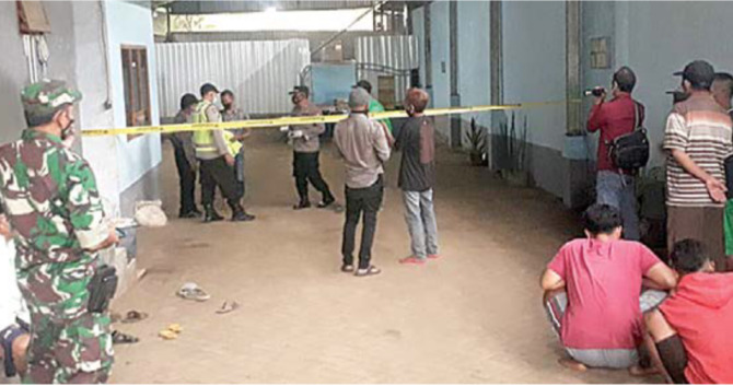 PROSES EVAKUASI: Polisi menunggu Tim SAR gabungan yang sedang mengevakuasi dua jenazah di kolam obat pabrik pupuk PT Danendra Untung Abadi, desa Plandi, Kecamatan Wonosari, Jumat (1/4). (HANIFUDIN/RADAR MALANG)