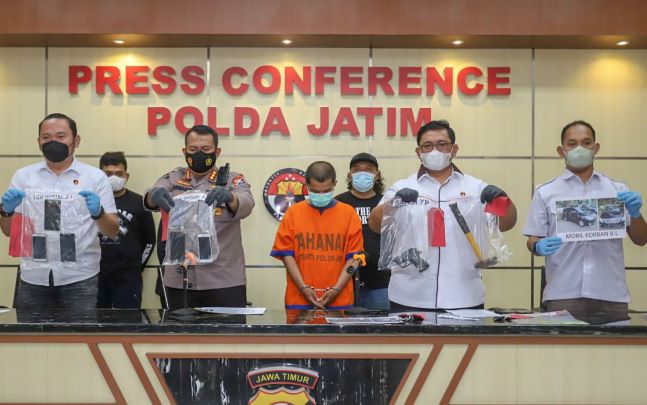 GELAR KEBERHASILAN: Ziath Ibrahim Bal Biyd (baju oranye) dalam gelar perkara kepada awak media oleh penyidik Polda Jatim, kemarin (18/4/2022). Polisi juga menunjukkan sejumlah barang bukti aksi kejahatan yang dilakukan tersangka. (ALLEX QOMARULLA FOR RADA