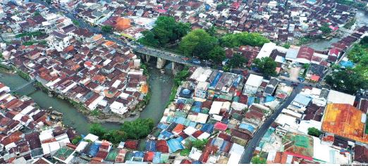 DALAM BAHAYA: Pemukiman padat penduduk di Jodipan, Kecamatan Blimbing ini sebagian besar berlokasi di tepi Sungai Brantas. Pihak Jasa Tirta 1 sudah meminta mereka direlokasi. (DARMONO/RADAR MALANG)