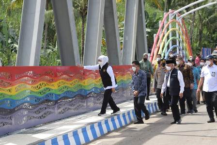 Gubernur Jatim Khofifah Indar Parawansa (kiri) saat meresmikan jembatan pelangi di Desa Srigonco, Kecamatan Bantur, kemarin.