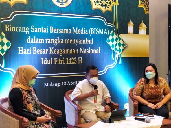 EKONOMI MEMBAIK: Kepala KPwBI Malang Samsun Hadi saat menyampaikan kepada awak media di acara Bincang Santai Bersama Media, Selasa (12/4/2022). Disampaikan bahwa ada kenaikan 6,98 persen dari tahun sebelumnya yakni Rp 4,3 triliun untuk penyediaan uang kar