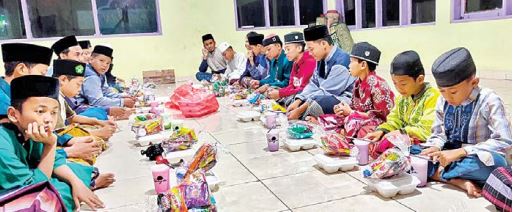MINORITAS: Anak-Anak Panti Asuhan Ar Rahman di Desa Peniwen menunggu buka puasa kemarin (7/4/2022). (SUHARTO/RADAR MALANG)