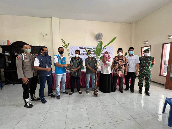 Pohon pisang dan pohon jeruk lemon oleh  Pejabat pelaksana lingkungan UPT malang Tezar Pungkas Prihatin, Pejabat K3 dan KAM Ndaru Waseso kepada ketua poktan Wonosari dan Wonojati Abdul Goni