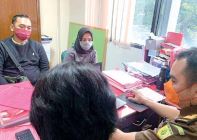 BERPINDAH-PINDAH: Siti Endah Nugraha menjalani pemeriksaan di Kejaksaan Negeri Surabaya, Kamis (31/3/2022). (KEJARI KOTA MALANG FOR RADAR MALANG)