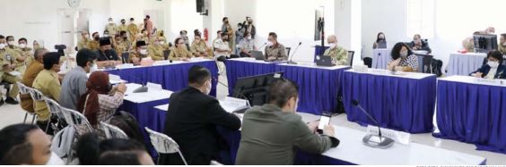 VERIFIKASI DATA: Perwakilan juri ajang penghargaan perencanan daerah Kementerian PPN/Bappenas saat melakukan tinjauan lapangan ke Pemkot Malang kemarin siang. (ROFIAH/RADAR MALANG)