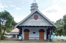 SALING JAGA: Di Gereja Kristen Jawi Wetan (GKJW) Desa Suwaru, Kecamatan Pagelaran, Kabupaten Malang ini kerap juga berkumpul umat Islam pada acara tertentu. (SUHARTO/RADAR MALANG)