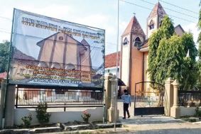 SIMBOL KERUKUNAN: Bangunan Gereja Kristen Jawi Wetan (GKJW) di Desa Pujiharjo ini lokasinya berdekatan dengan masjid.(SUHARTO/RADAR MALANG)