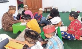NGAJI DENGAN NYAMAN: Anak-anak umat Islam di Dusun Karang Tengah, Desa Glanggang, Kecamatan Pakisaji, belajar membaca Alquran di salah satu musala yang berada di perkampungan umat Hindu. (SUHARTO/RADAR MALANG)
