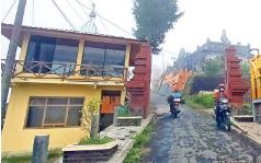 DESA TIGA AGAMA: Gerbang masuk ke Desa Ngadas, Kecamatan Poncokusumo ini berada di lereng bukit dengan ketinggan 2.150 mdpl. Desa ini berpenghuni warga beragama Islam, Hindu dan Buddha. (SUHARTO/RADAR MALANG)