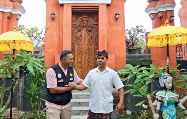 KOMITMEN JAGA KERUKUNAN: Ustad Mansur Arif (kiri) bersama Pemangku Pura Dharma Yasa Suji Putro di depan pura, Desa Sukodadi, Wagir, kemarin (3/4/2022).
