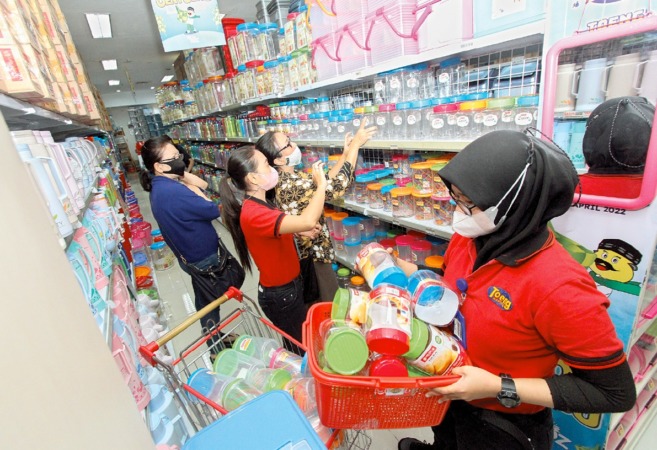 PROGRAM MENARIK: Sejumlah customer memilih barang di Toeng Market yang ada di Cyber Mall, belum lama ini.