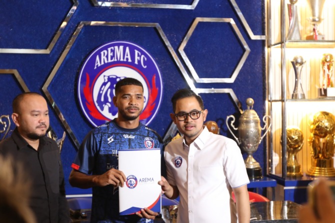 SUDAH TERBIASA: Hasyim Kipuw (tengah) diperkenalkan manajemen Arema FC, beberapa waktu lalu. Dia sadar ada ekspektasi tinggi dari para suporter untuk skuad Singo Edan di musim depan. (Darmono / Radar Malang)