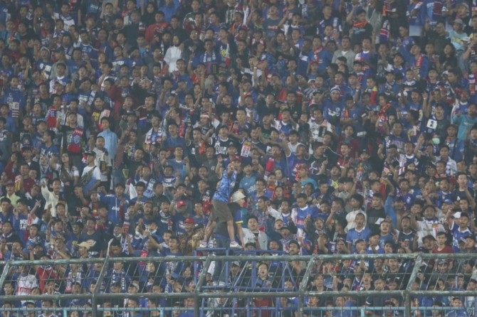 MENANTI REALISASI: Aksi Aremania di Stadion Kanjuruhan, Kabupaten Malang, sebelum pandemi. Di musim depan, ada kabar bila suporter sudah diperbolehkan menonton langsung ke stadion. (Darmono / Radar Malang)