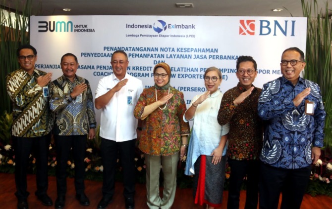 (Ki-ka) Direktur Tresuri dan Internasional BNI Henry Panjaitan, Direktur Bisnis UMKM BNI Muhammad Iqbal, Direktur Utama BNI Royke Tumilaar, Direktur Eksekutif LPEI Rijani Tirtoso, Direktur Pelaksana Bidang Hubungan Kelembagaan LPEI Chesna Fizetty Anwar, D