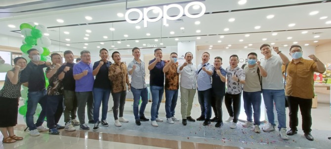 BERI LAYANAN MAKSIMAL: Seluruh pimpinan dan tim Store Oppe MOG Malang.