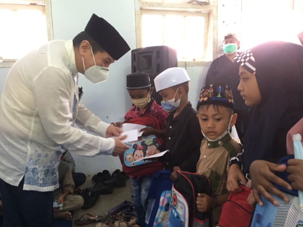BERI SANTUNAN: Komisaris PT Anugerah Citra Abadi (ACA) Iwan Kurniawan bersama anak yatim piatu di Kecamatan Dampit, kemarin. (FIFI/RADAR MALANG)