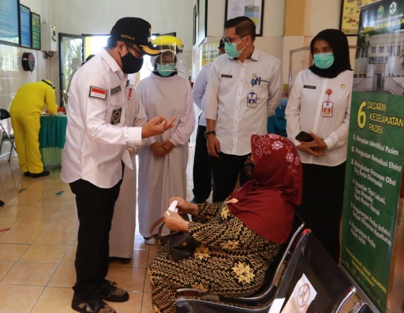 SIDAK FASKES: Wali Kota Malang Sutiaji (kiri) didampingi tenaga kesehatan (nakes) saat menyapa pasien di Puskesmas Mojolangu, beberapa waktu lalu. (darmono/radar malang)