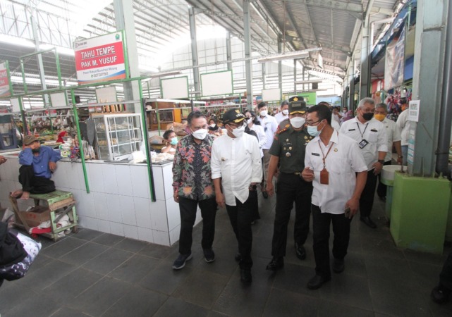 CEK KONDISI SEBENARNYA: Wali Kota Malang Sutiaji (dua dari kiri) bersama sejumlah forpimda melakukan sidak ke Pasar Rakyat Bunulrejo. (ROFIA ISMANIA/RADAR MALANG)