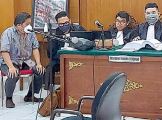 PROSES PANJANG: Julianto Eka Putra (kiri) bersama para kuasa hukumnya dalam sidang pemeriksaan saksi di Pengadilan Negeri Malang Rabu (13/4/2022).