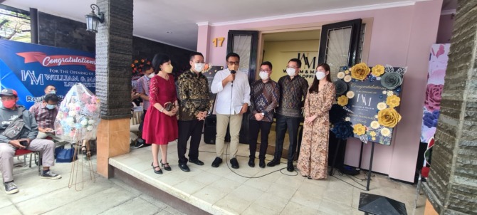 KELUARGA PENGACARA: (dari kiri) Ratih Dewi, Gunadi Handoko, Wakil Wali Kota Malang Sofyan Edi Jarwoko, William Surya Putra Handoko, Malvin Hariyanto, dan Liza Gunawan saat meresmikan Kantor Hukum William and Malvin Law Office di Jalan Merbabu Nomor 17, Sa