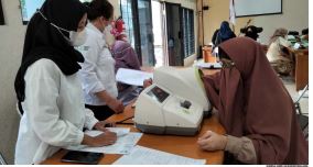 Antisipasi: Salah seorang warga menjalani screening sebelum mengikut pemeriksaan gejala kanker serviks dan kanker payudara di Dinas Kesehatan Kota Malang Pekan lalu. (NABILA AMELIA/RADAR MALANG)