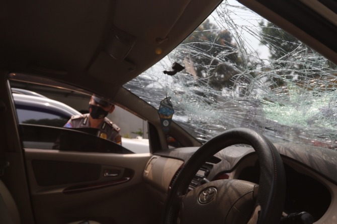 PECAH: Kaca depan Toyota Innova silver tampak pecah akibat peristiwa tabrak lari yang beredar dalam video viral aksi kejar-kejaran dengan polisi. (ANDRE/RADAR MALANG)