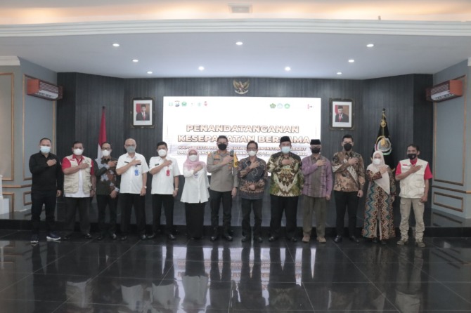 KAWAL REKRUTMEN ANGGOTA POLRI: Kapolresta Malang Kota Kombes Pol Budi Hetmanto bersama para jajaran foto bersama undangan usai penandatanganan MoU Penerimaan calon anggota Polri di Ballroom Sanika Satyawada Polresta Malang Kota, kemarin (6/4/2022). (HUMAS