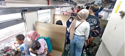 TERUS MENINGKAT: Sejumlah penumpang KA di Stasiun Malang Kota Baru hendak berangkat menuju berbagai wilayah. Mayoritas tujuannya yakni Jakarta, Bandung, dan Jawa Tengah. (SUHARTO/RADAR MALANG)