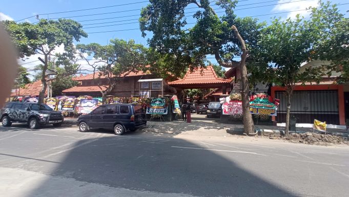 MASIH BERDUKA: Suasana berkabung di rumah duka keluarga Bagus Prasetya Lazuardi, 25, Kelurahan Kepatihan, Kecamatan Tulungagung, kemarin (18/4/2022). Mahasiswa Fakultas Kedokteran Universitas Brawijaya (FK UB) ini tewas dan mayatnya ditemukan di Purwodadi