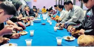 TAK MAU GANGGU WARGA: Penghuni Panti Asuhan Ar-Rahman sahur bersama pada Rabu dini hari lalu (6/4).  (SUHARTO/RADAR MALANG)