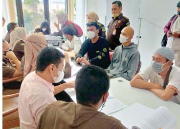 PELIMPAHAN TAHAP 2: para tersangka kasus Evotrade Robot Trading dilimpahkan oleh Mabes Polri dan akan menjalani persidangan di Kota Malang. (KEJARI KOTA MALANG FOR RADAR MALANG)