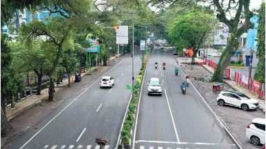 MENYUSUL: Titik di depan Carrefour Jalan Ahmad Yani ini bakal menjadi salah satu ujung underpass Jalan A Yani, Blimbing. Selain itu, Pemkot Malang juga    berencana membangun underpass di Pertigaan Janti, Sukun.(DARMONO/RADAR MALANG)