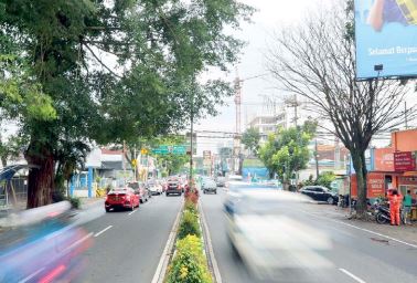 UJUNG UTARA: Jalan di depan Bakso Solo Kidul Pasar kemungkinan menjadi tempat dimulainya pembangunan underpass Blimbing tahun depan. Titik itu hanya berjarak 100 meter dari gedung MCC. (DARMONO/RADAR MALANG)
