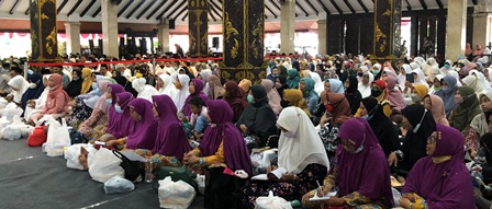 PEMBUKAAN: Calon Jamaah Haji (CJH) asal Kabupaten Malang mengikuti pembukaan manasik 2022 di Pendapa Agung, Jalan Agus Salim, Kota Malang, kemarin (26/5)
