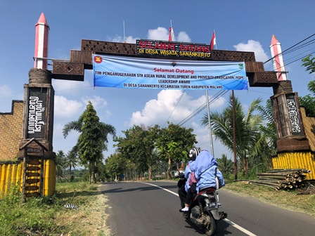BUMD: Kantor Perumda Tirta Kanjuruhan penuh gemerlapan, kemarin. Perusahaan ini akan menaikkan tarif air, khusus bagi pelanggan non-MBR.