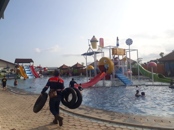 WISATA: Pengunjung menikmati wahana air di kolam renang bounderland, Desa Genengan, Kecamatan Pakisaji, kemarin.