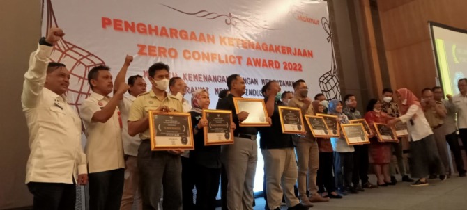 APRESIASI PERUSAHAAN: Kadisnaker Kabupaten Malang Yoyok Wardoyo (kiri) mendampingi perwakilan perusahaan yang menerima Zero Conflict Award 2022 di Hotel Harris, kemarin (18/5)