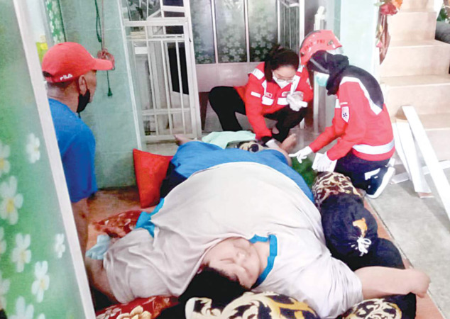 MANUSIA BERBOBOT: Korban Dwi Ariesta Wardhana ditangani petugas PMI usai jatuh dari lift rumahnya di Perumahan Puri Kartika Asri Blok Q, Kelurahan Arjowinangun, Sabtu (7/5/2022) lalu. (PMI KOTA MALANG FOR RADAR MALANG)