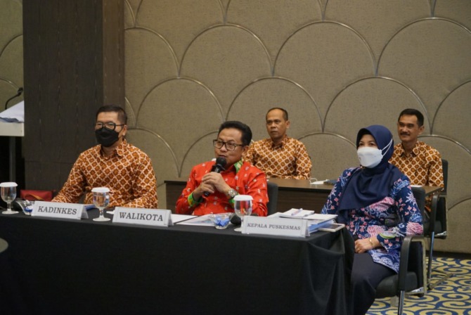 JELASKAN INOVASI BREXIT: Wali Kota Malang Sutiaji (depan, tengah) didampingi Kadinkes Kota Malang Husnul Muarif (depan, kiri) dan Kepala Puskesmas  Janti Endang Listyowati (depan, kanan) saat pemaparan evaluasi lanjutan Kompetisi Pengelolaan Pengaduan Pel