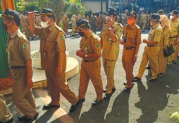 SALAM SALAMAN: ASN Pemkot Malang usai mengikuti apel hari pertama masuk kerja setelah libur Lebaran tahun lalu. (SUHARTO/RADAR MALANG)