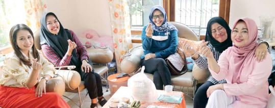 PARA PENYINTAS: Dari kiri, Ratih Damayanti, Eny Wijayanti, Mumfarida Putri, Tjahyani Komoratih, dan Ema Diana rutin bertemu untuk saling berbagi pengalaman tentang penyakit lupus dan pengobatan yang mereka jalan. (DARMONO/RADAR MALANG)