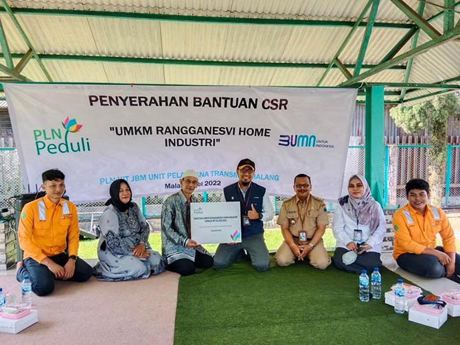Bantuan pengembangan UMKM Rangganesvi Home Industri diserahkan oleh pejabat lingkungan Tezar Pungkas Prihatin kepada pemilik UMKM Rangganesvi Home Industri Agus dan Karlina
