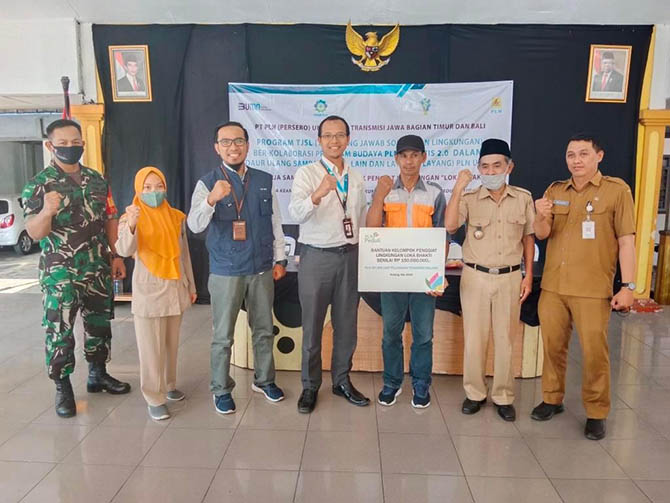 Penyerahan oleh Manager PLN UPT Malang Hendrik Maryono Kepada Ketua Loka Bhakti  Wahyudi didamping Kepala Desa Genengan Zainal Arifin