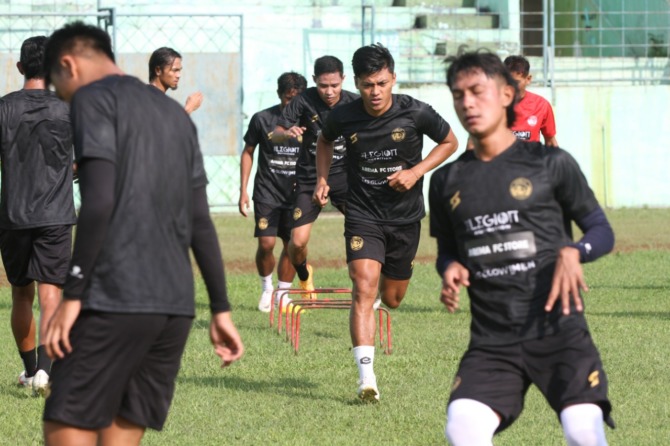 MAKIN LENGKAP: Jumlah pemain Arema FC yang ambil bagian dalam latihan terus bertambah. Pekan ini, tiga penggawa asing dijadwalkan bergabung. (Darmono / Radar Malang )